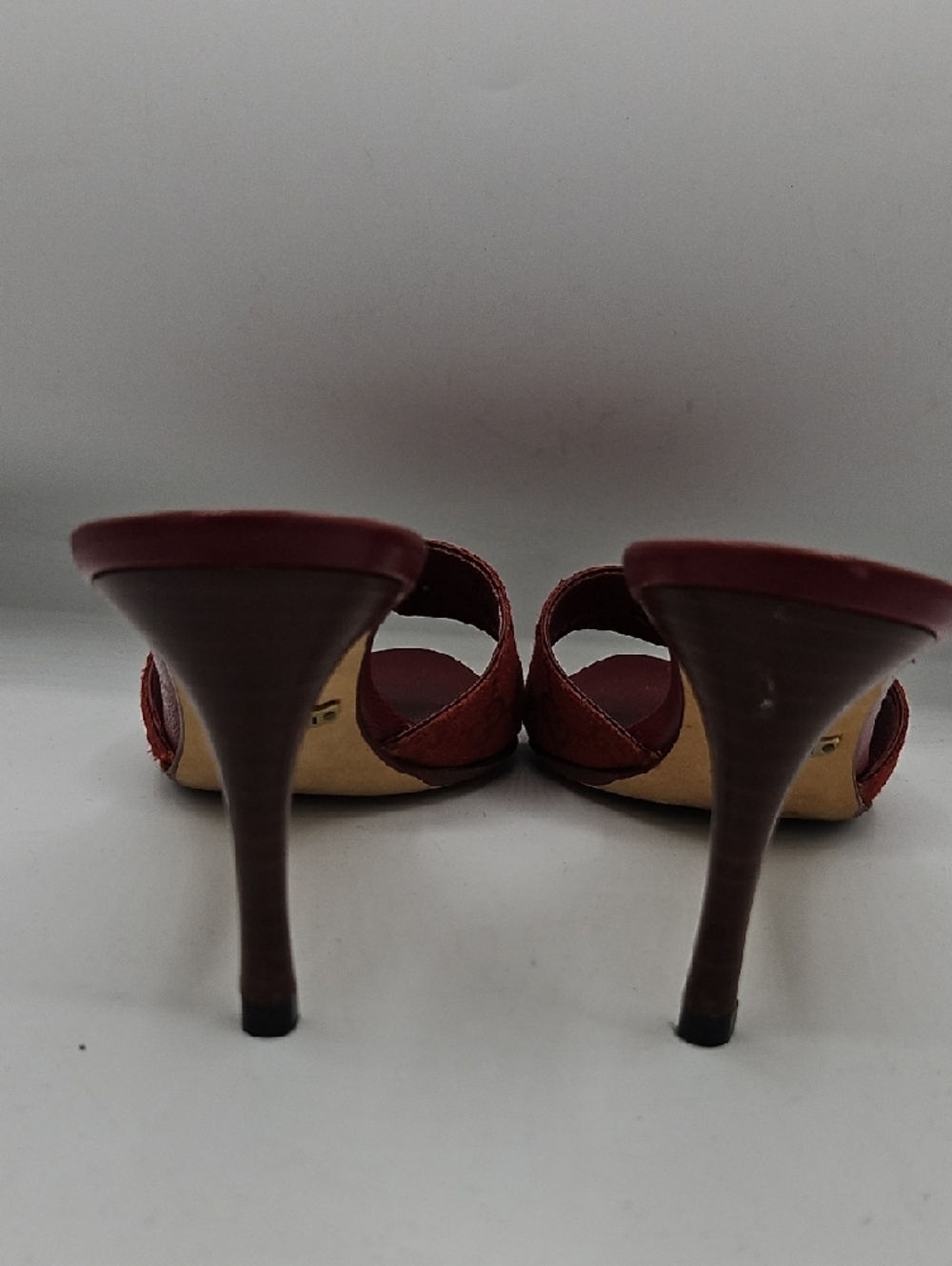 Gucci Red Leather Knot Slide Heels with Gold-Tone Detail - Picture 6 of 17